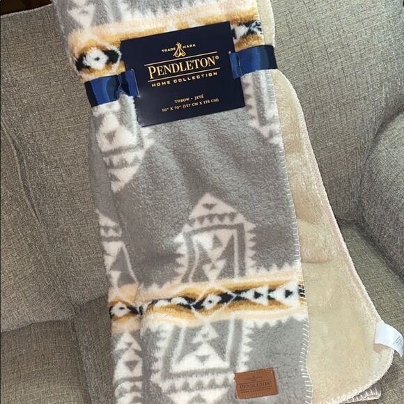 NWT!! Pendleton Crossroads Aztec Sherpa Throw!! - Picture 11 of 11